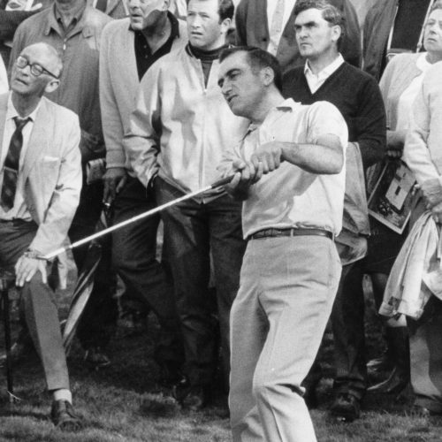 photo originale de Jean Garaialde prise le 09 Octobre 1969 au 7Ã¨me trou pendant son match contre Gary Player (Afrique du Sud) au Piccadilly World Match (Wentworth) - Central Press Photo