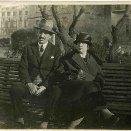 SÃ©lina et Jean Gassiat Ã  Biarritz en 1906. SÃ©lina est l'Ã©pouse de Louis Gassiat, nÃ©e Ã  Wimbledon, orpheline de ses parents Ã  11 ans, placÃ©e dans un orphelinat oÃ¹ elle a Ã©tÃ© remarquÃ©e pour devenir la demoiselle de compagnie d'une riche Anglaise qui venait faire un sÃ©jour en France. Elle devait repartir en Angleterre mais Louis Gassiat l'Ã©pousa en 1907 et lui demanda de rester en France.