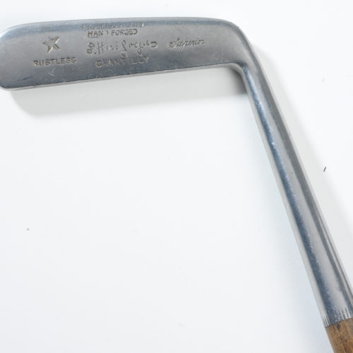 Club de golf ancien des annÃ©es 1920 avec shaft en bois d'hichory, estampillÃ© par le pro de l'Ã©poque HIRIGOYEN. Il s'agit d'un putter fabriquÃ© par Gibson Ã  Kinghorn en Ecosse.