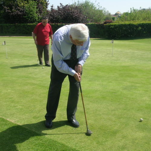 le PrÃ©sident s'essaie au putting avec un putter d'Ã©poque